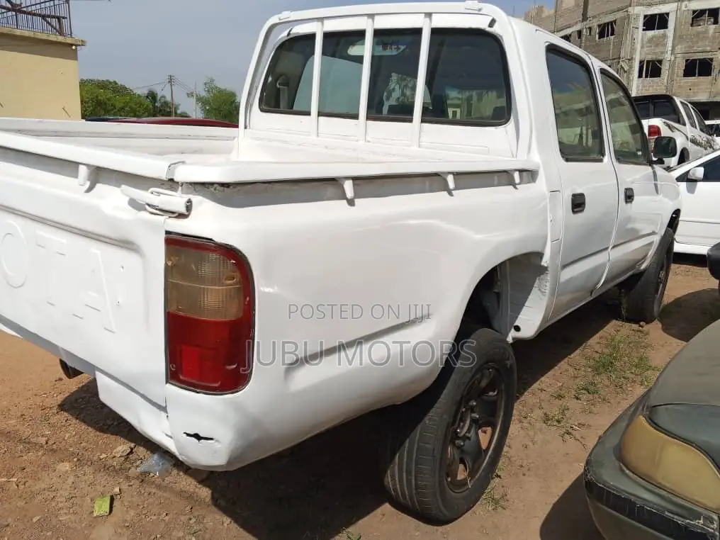 Toyota Hilux 1999 White