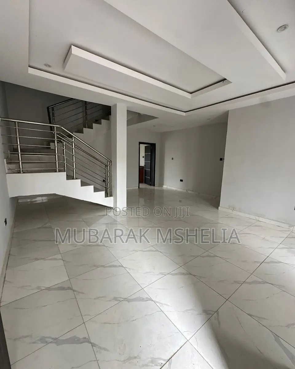 4bdrm Duplex in Gaduwa for sale