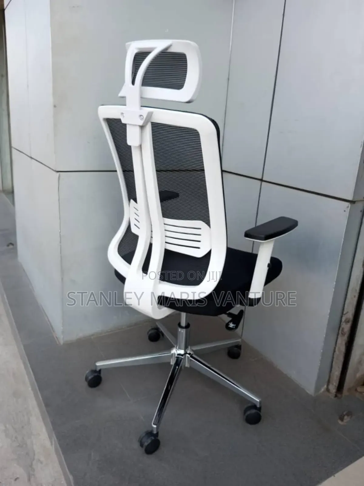 Ergonomic Swivel Chair With Headrest