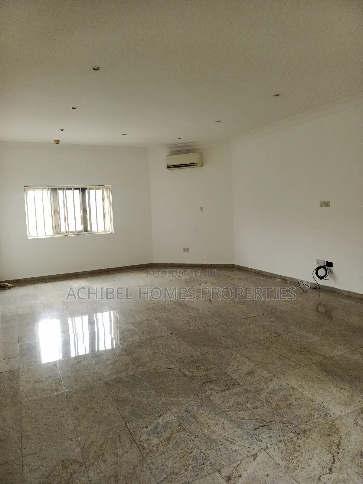 3bdrm Apartment in Near Admiralty Way, Lekki Phase 1 for rent