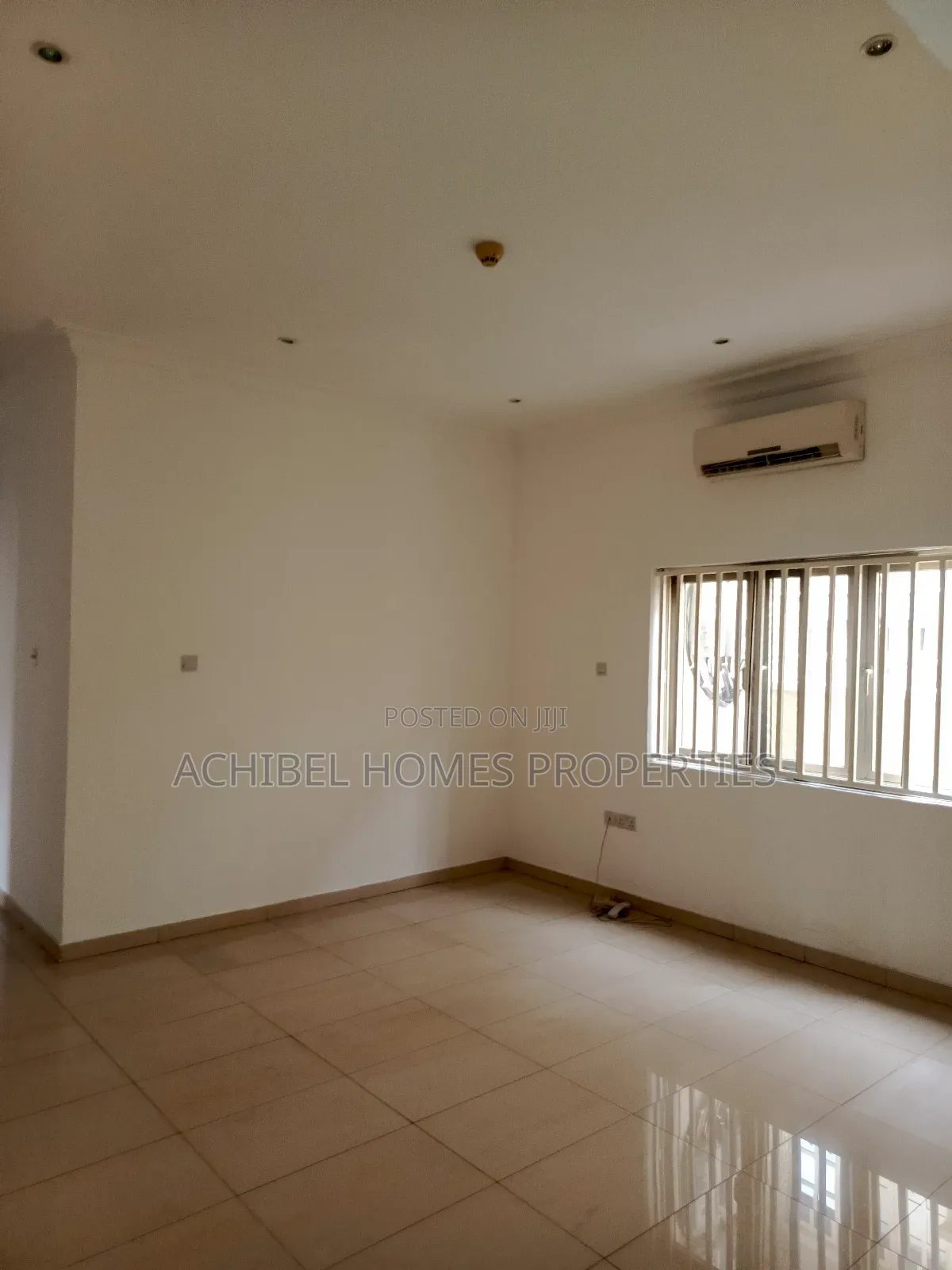 3bdrm Apartment in Near Admiralty Way, Lekki Phase 1 for rent