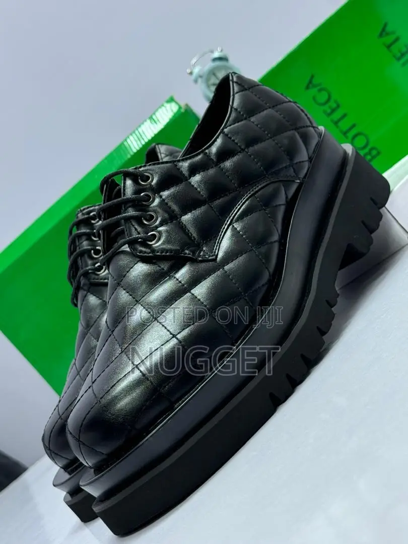 Bottega Veneta Black Leather Corporate Shoe