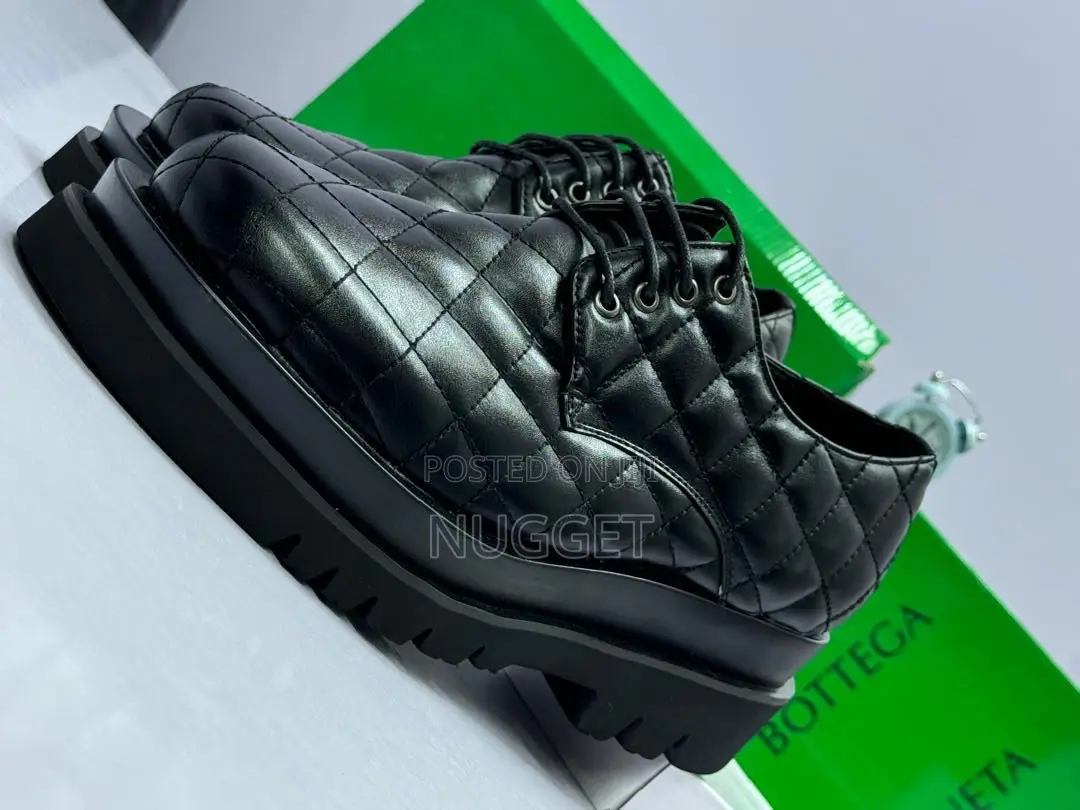Bottega Veneta Black Leather Corporate Shoe
