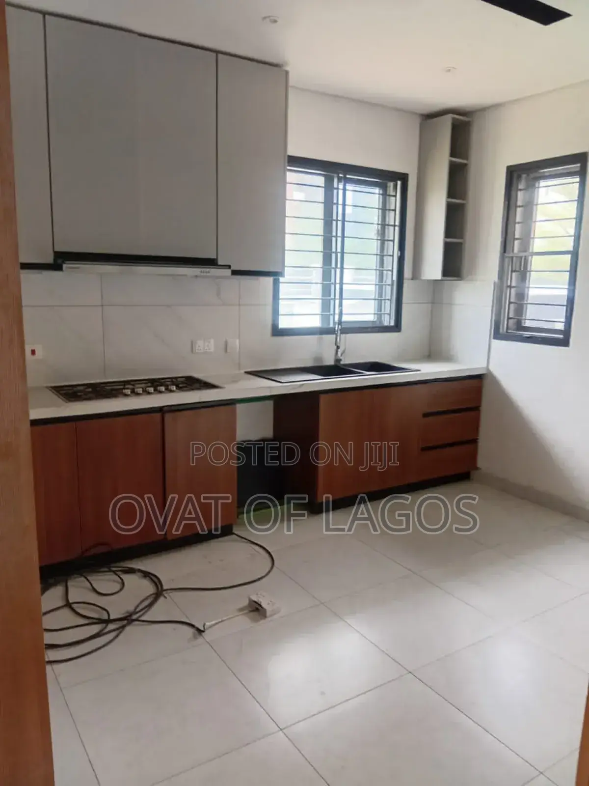 5bdrm House in Lekki Phase 1 Off for rent