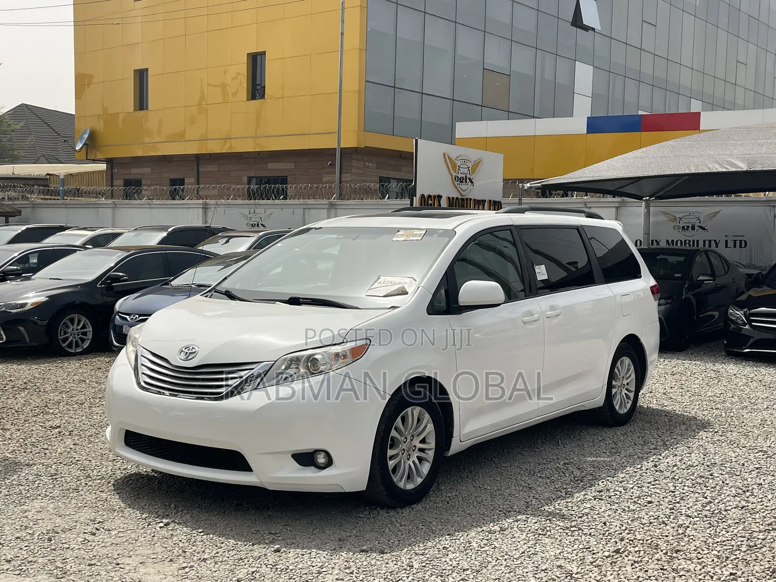 Toyota Sienna XLE 8 Passenger 2012 White