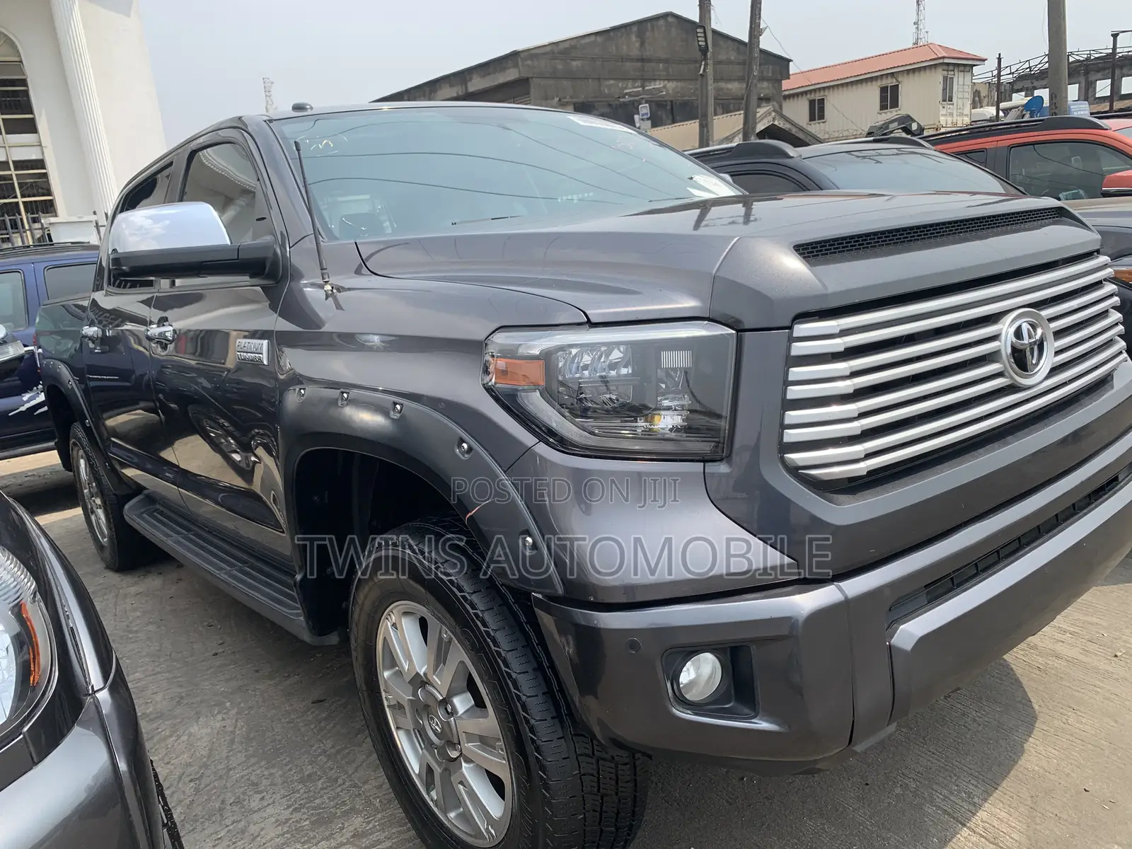 Toyota Tundra Platinum 5.7L V8 4x4 CrewMax 5.6 ft. box 145.7 in. WB