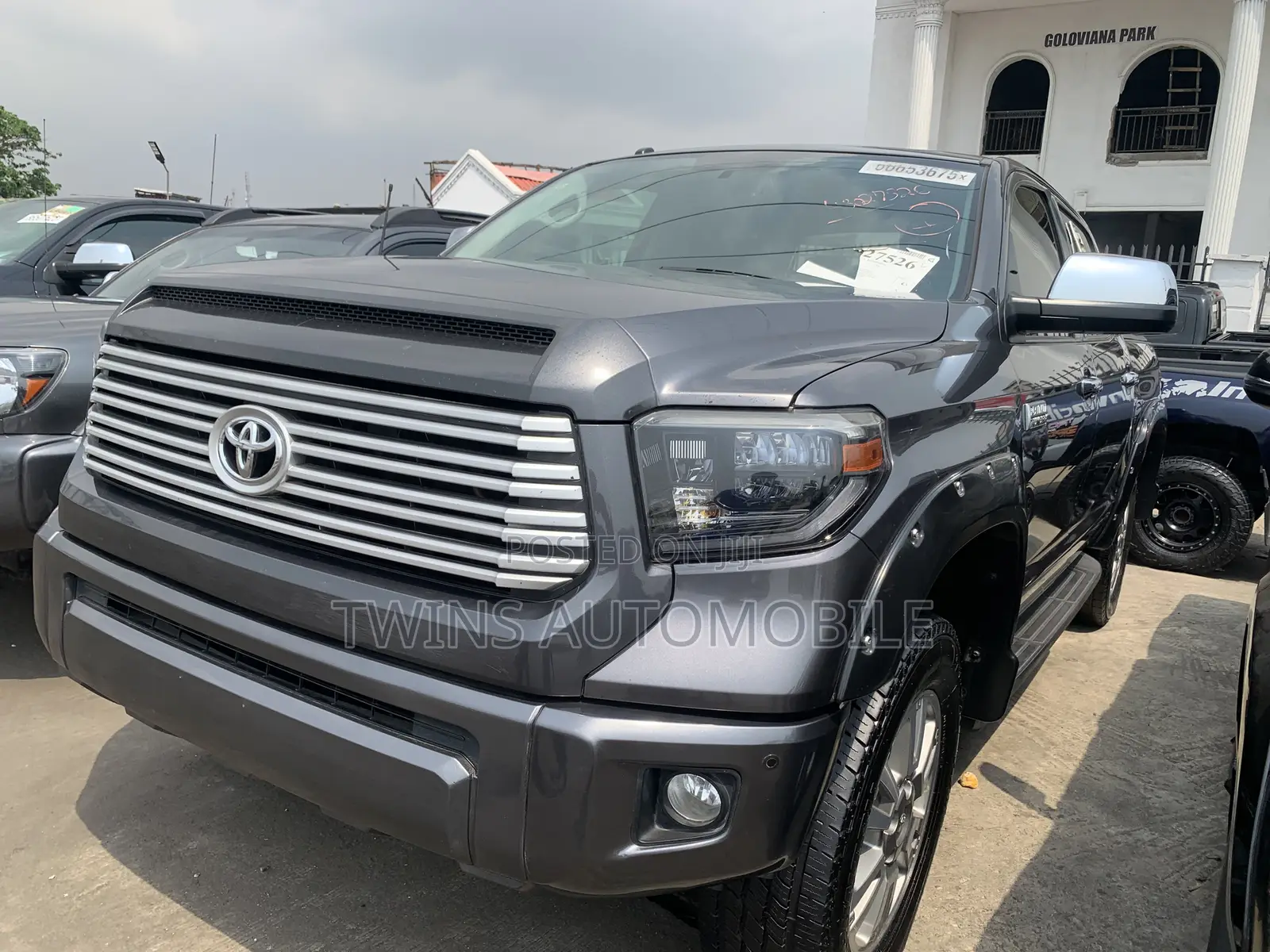 Toyota Tundra Platinum 5.7L V8 4x4 CrewMax 5.6 ft. box 145.7 in. WB
