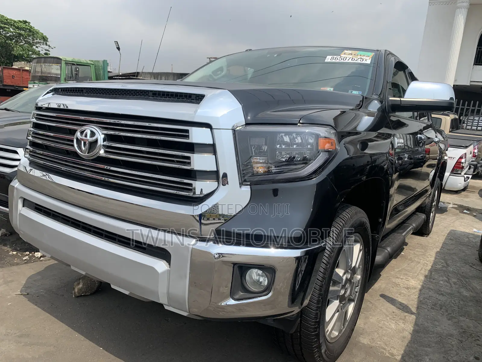 Toyota Tundra Platinum 5.7L V8 4x2 CrewMax 5.6 ft. box 145.7 in. WB