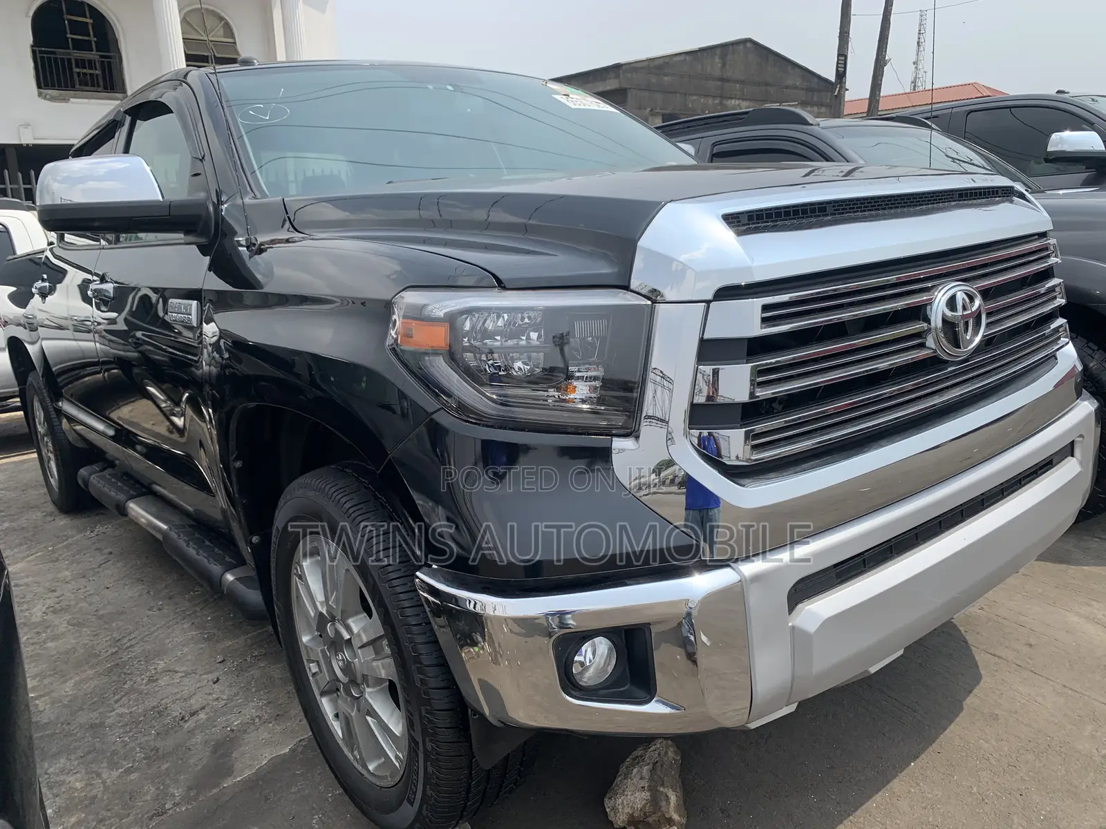 Toyota Tundra Platinum 5.7L V8 4x2 CrewMax 5.6 ft. box 145.7 in. WB