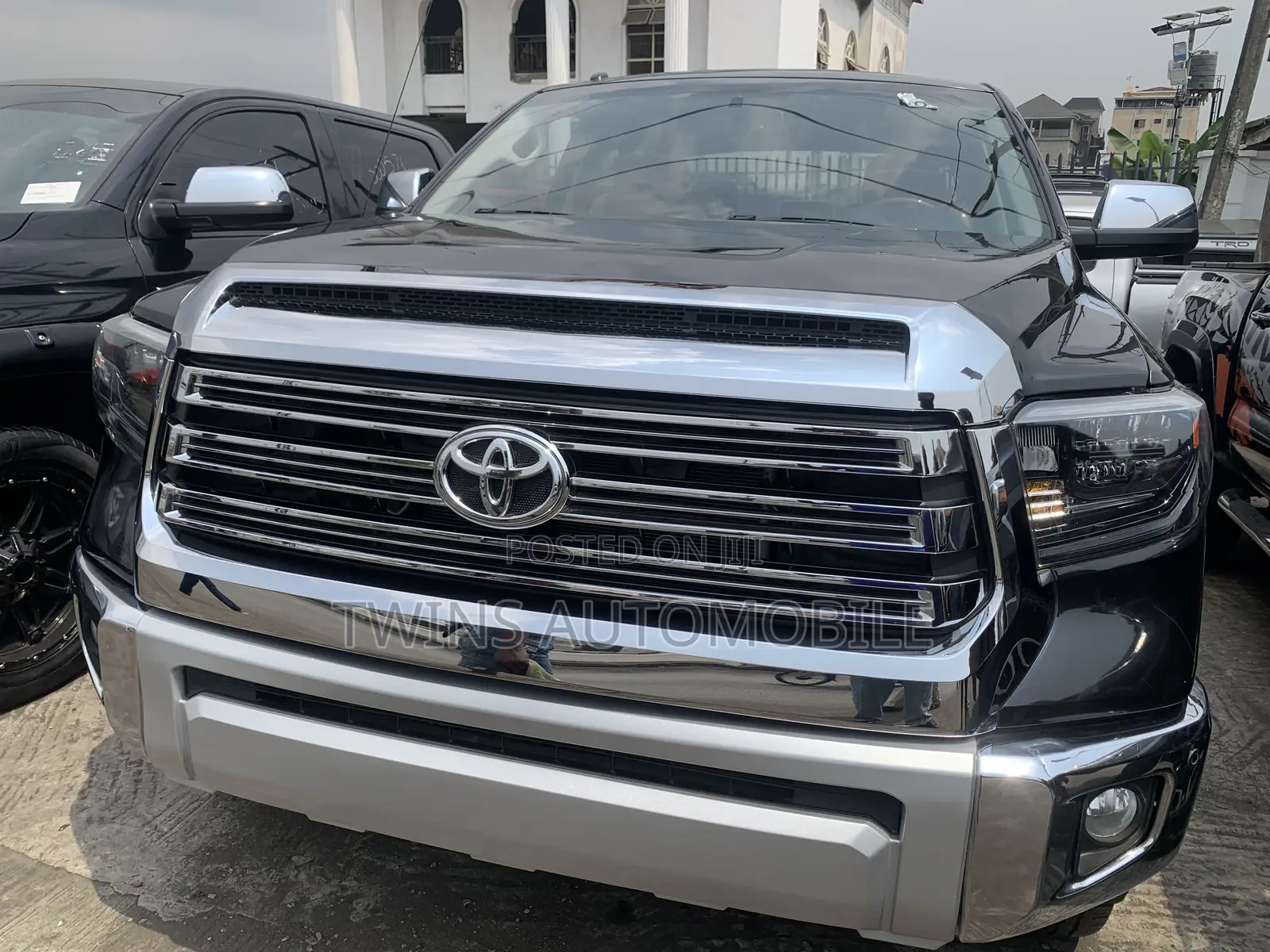 Toyota Tundra 1794 5.7L V8 4x4 CrewMax 5.6 ft. box 145.7 in. WB 2017
