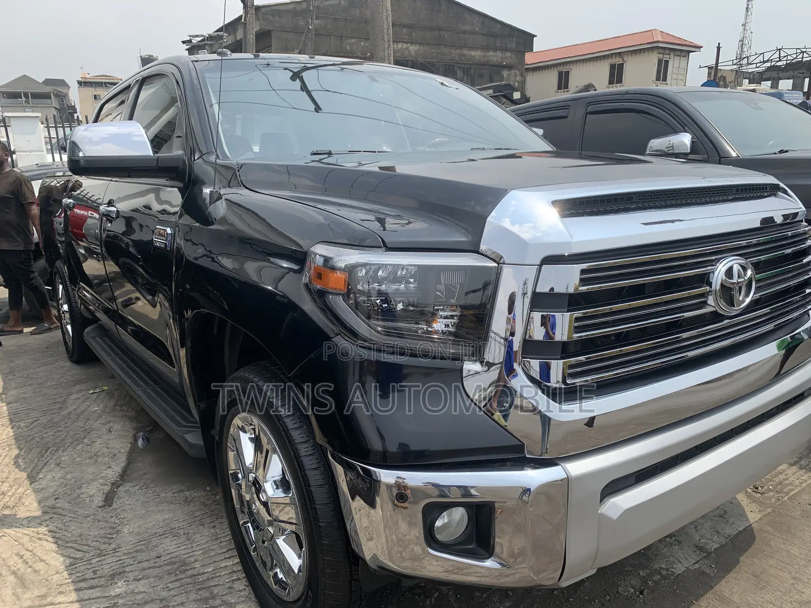Toyota Tundra 1794 5.7L V8 4x4 CrewMax 5.6 ft. box 145.7 in. WB 2017
