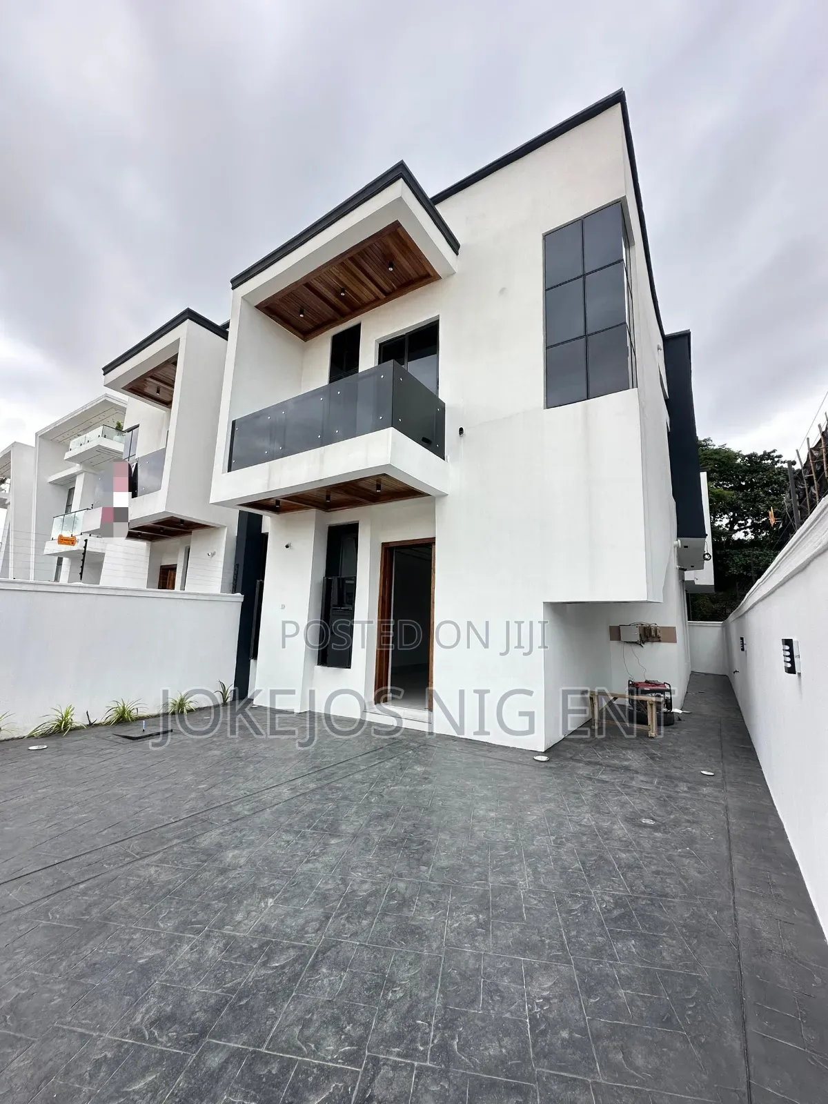 4bdrm Duplex in Chevron Drive for sale