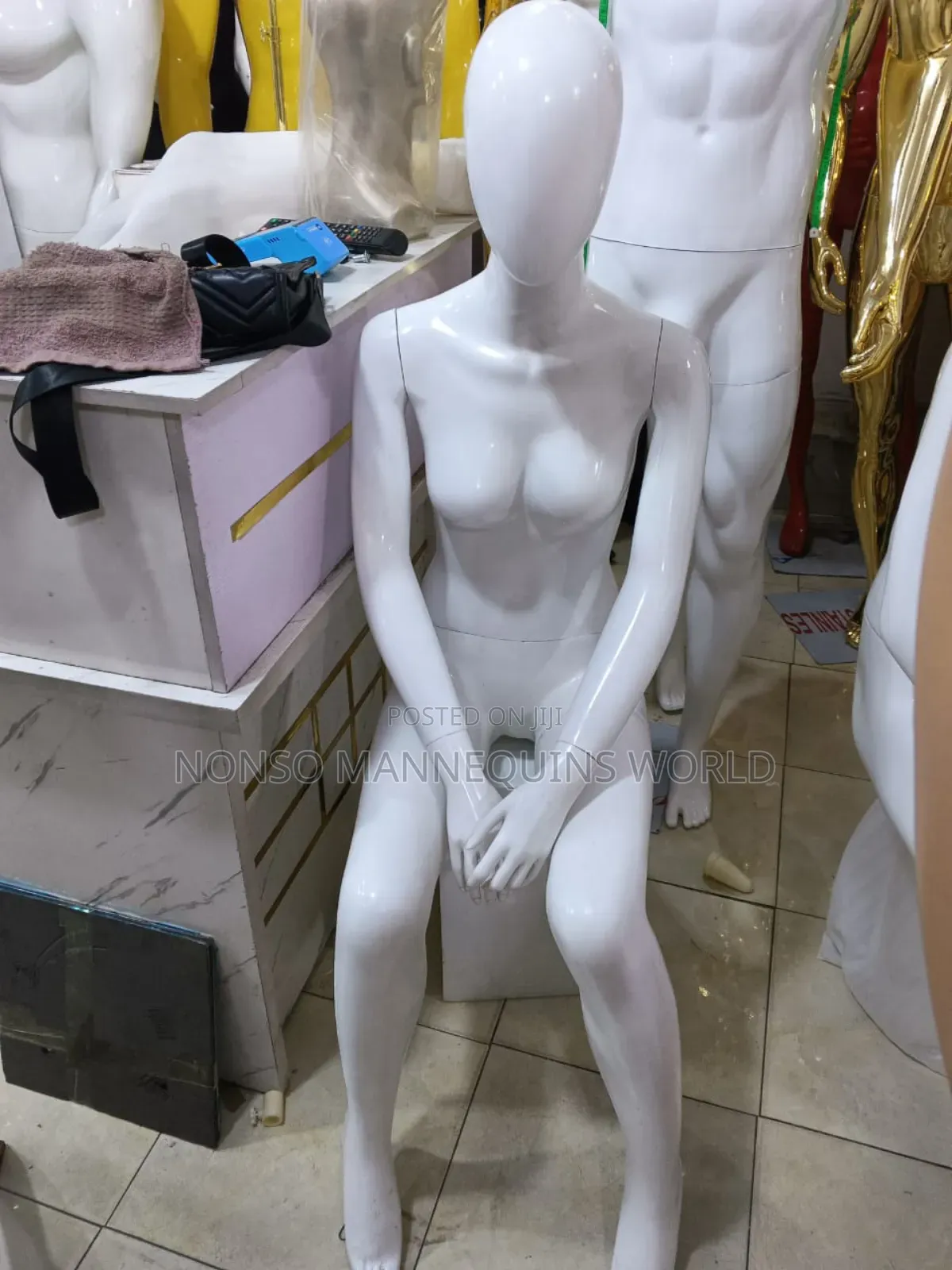 High Quality Fibre White Sitting Down Female Mannequin