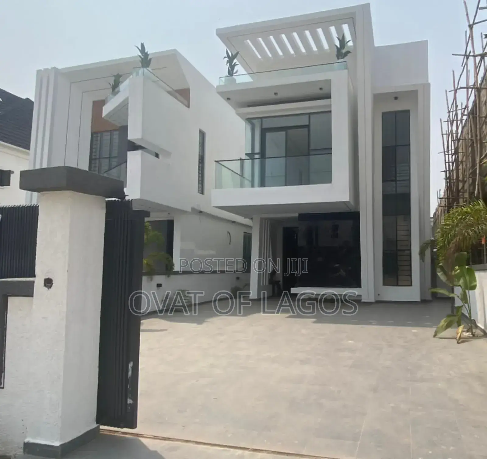 5bdrm Duplex in Chevron for sale