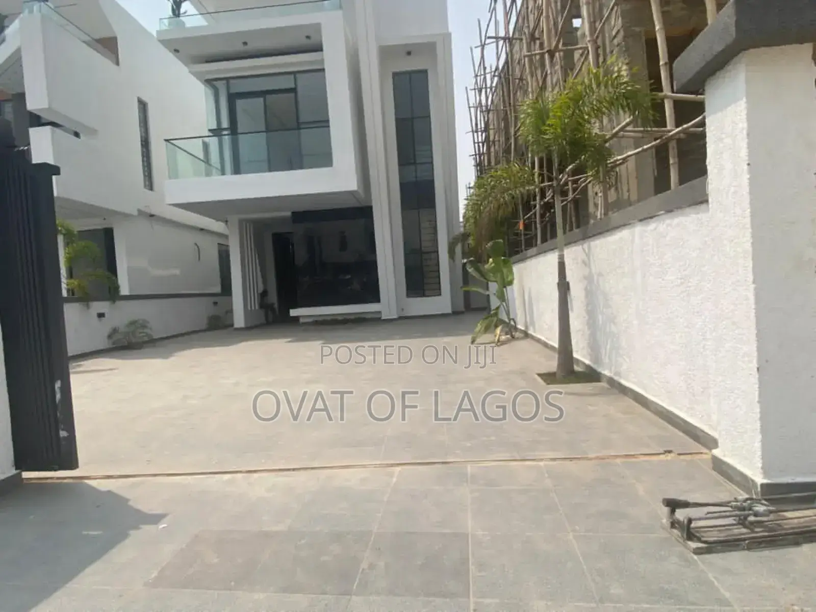 5bdrm Duplex in Chevron for sale