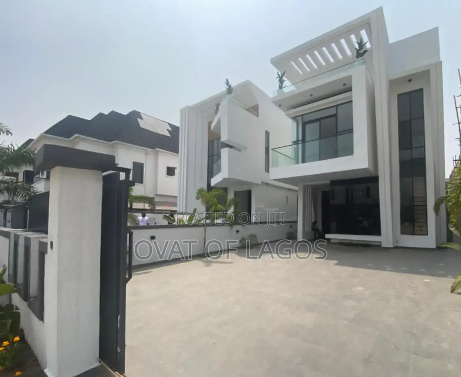 5bdrm Duplex in Chevron for sale