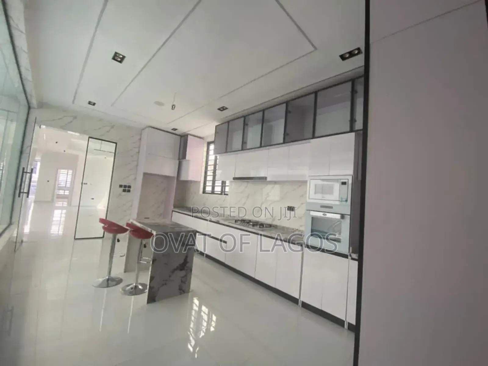 5bdrm Duplex in Chevron for sale