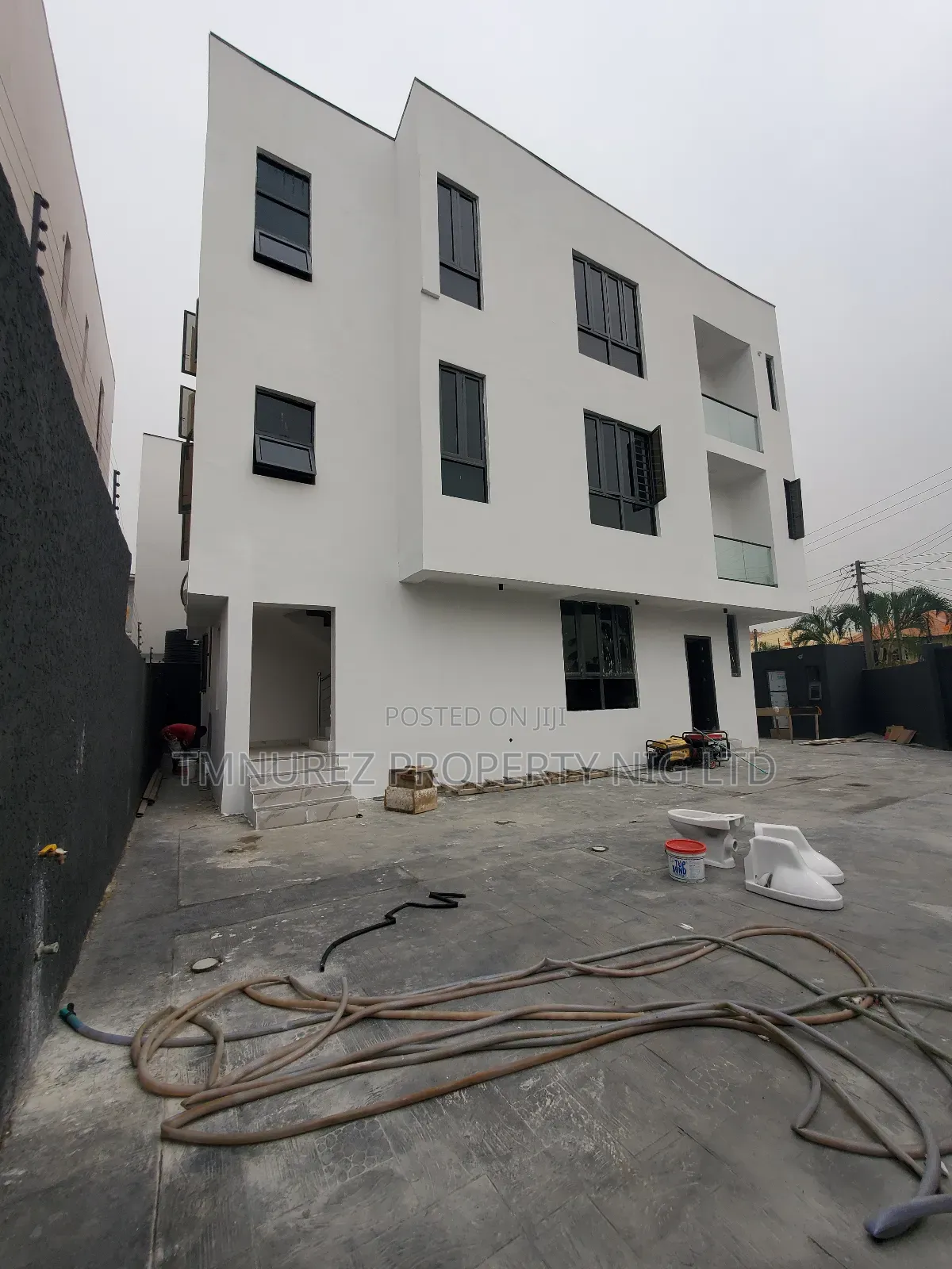 3bdrm Apartment in Lekki Phase1 for rent