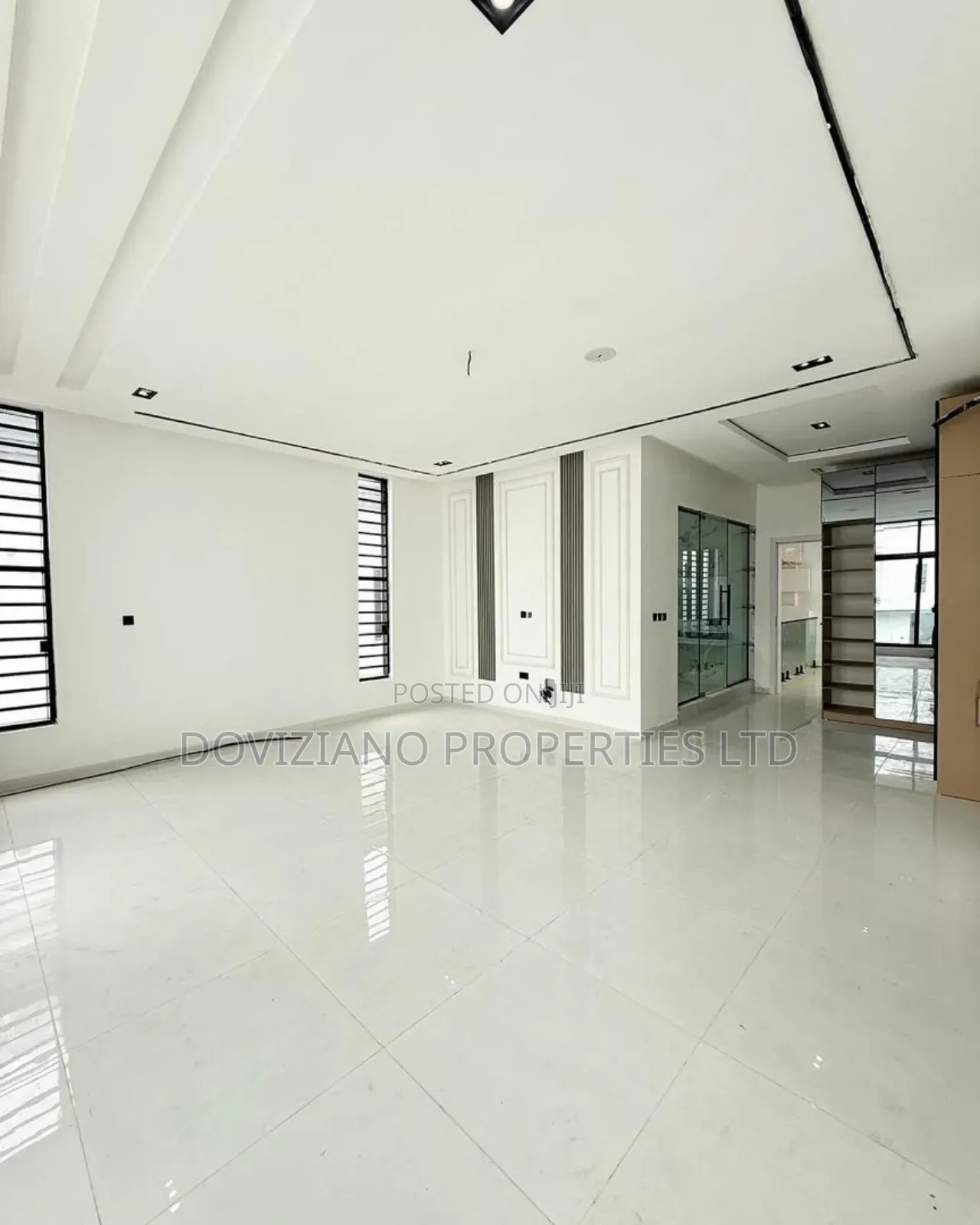 5bdrm Duplex in Chevron for sale