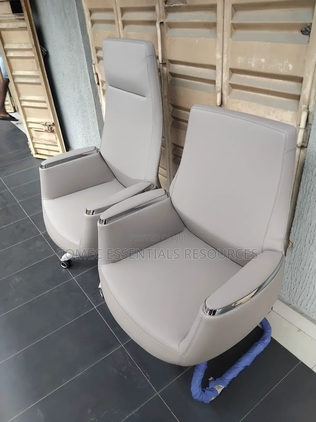 Imported Quality Executive Swivel And Guest Chair