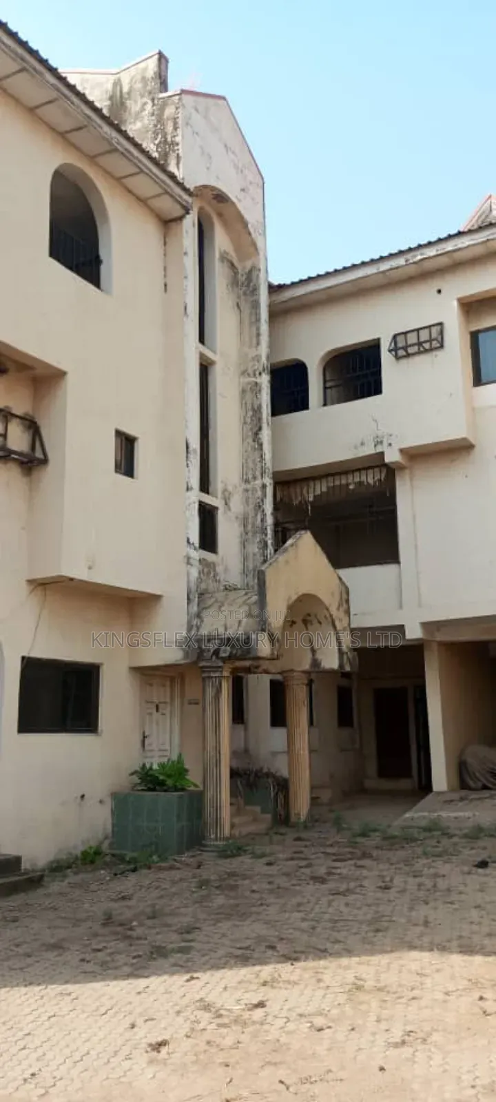 20bdrm House in Mararaba for sale