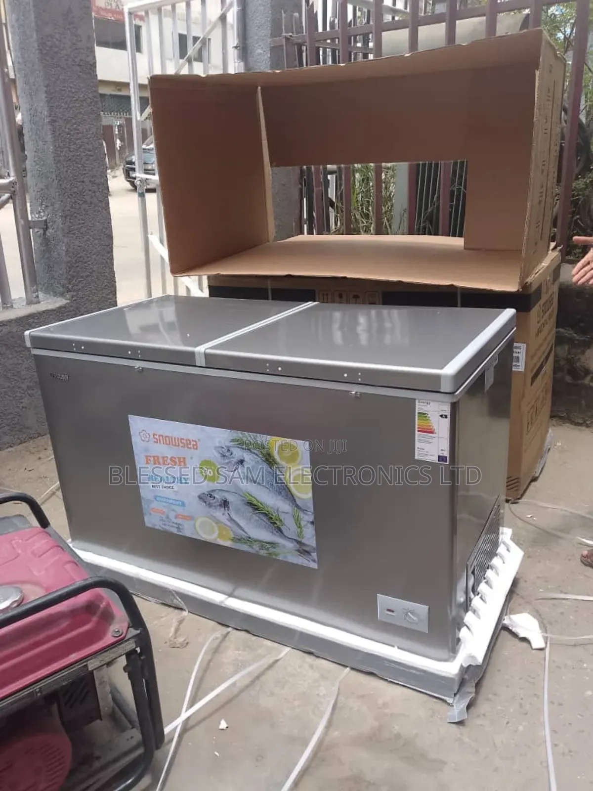 New Snowsea Chest Freezer 600 L Double Door ( Extra In -door Glass )