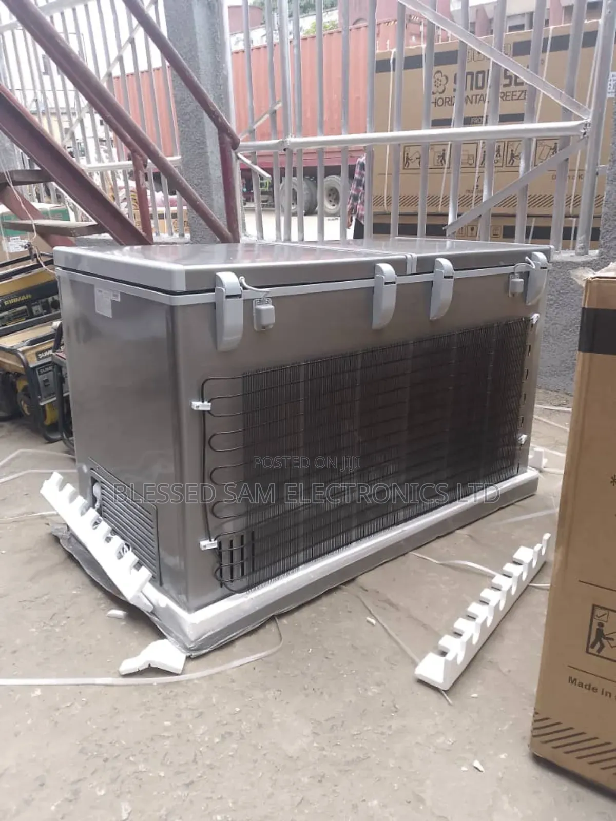 New Snowsea Chest Freezer 600 L Double Door ( Extra In -door Glass )