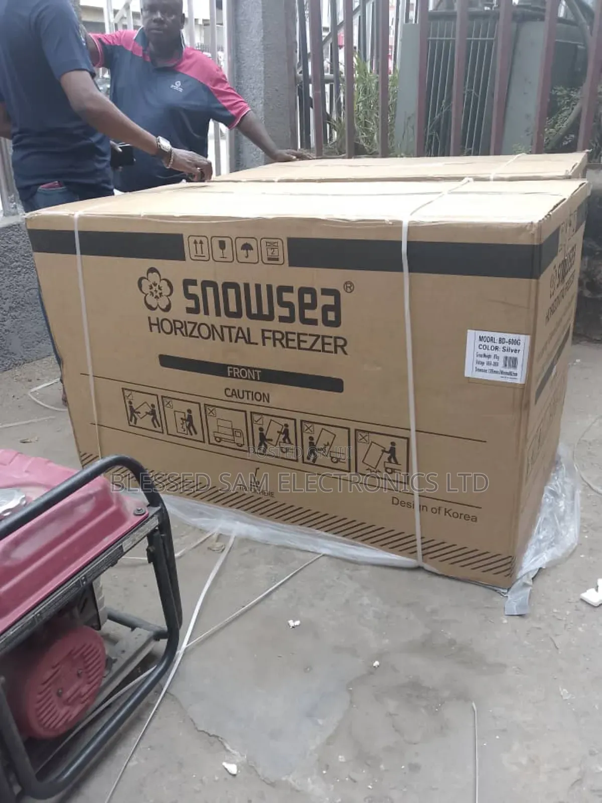 New Snowsea Chest Freezer 600 L Double Door ( Extra In -door Glass )