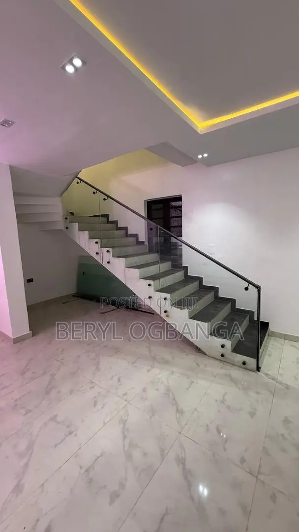 5bdrm Duplex in Ologolo for sale