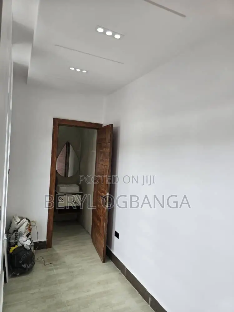 5bdrm Duplex in Ologolo for sale