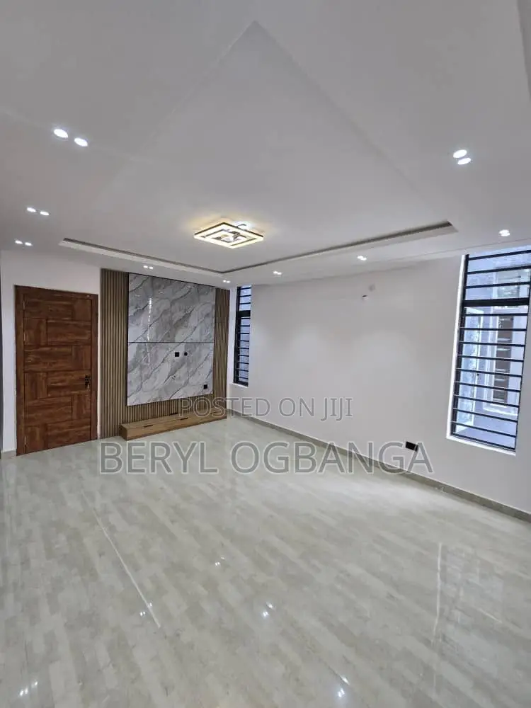 5bdrm Duplex in Ologolo for sale