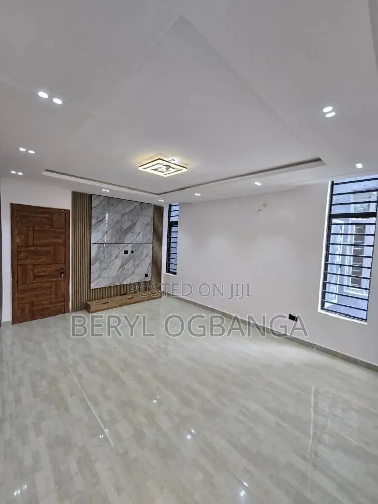 5bdrm Duplex in Ologolo for sale
