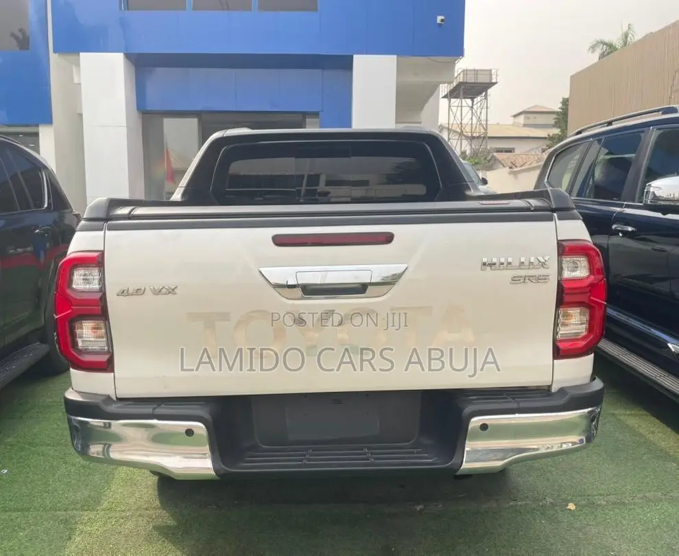 Toyota Hilux 2022 White