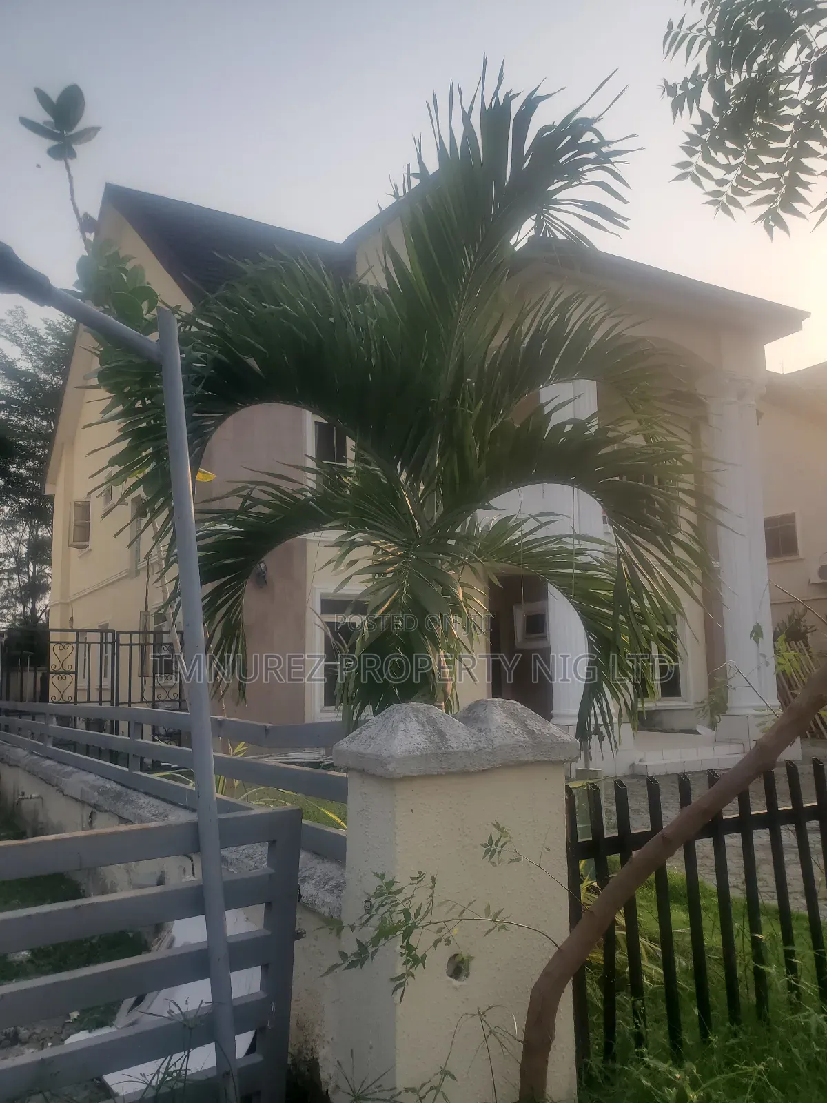 5bdrm Duplex in Chevron for sale