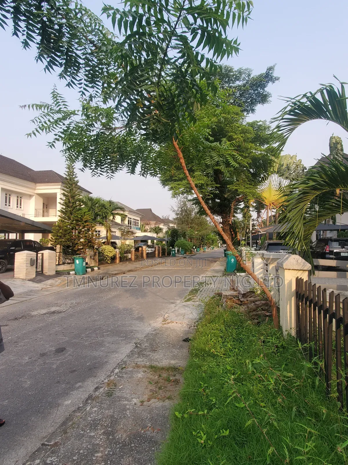 5bdrm Duplex in Chevron for sale