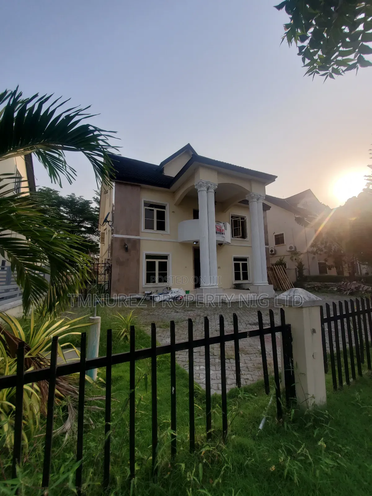 5bdrm Duplex in Chevron for sale