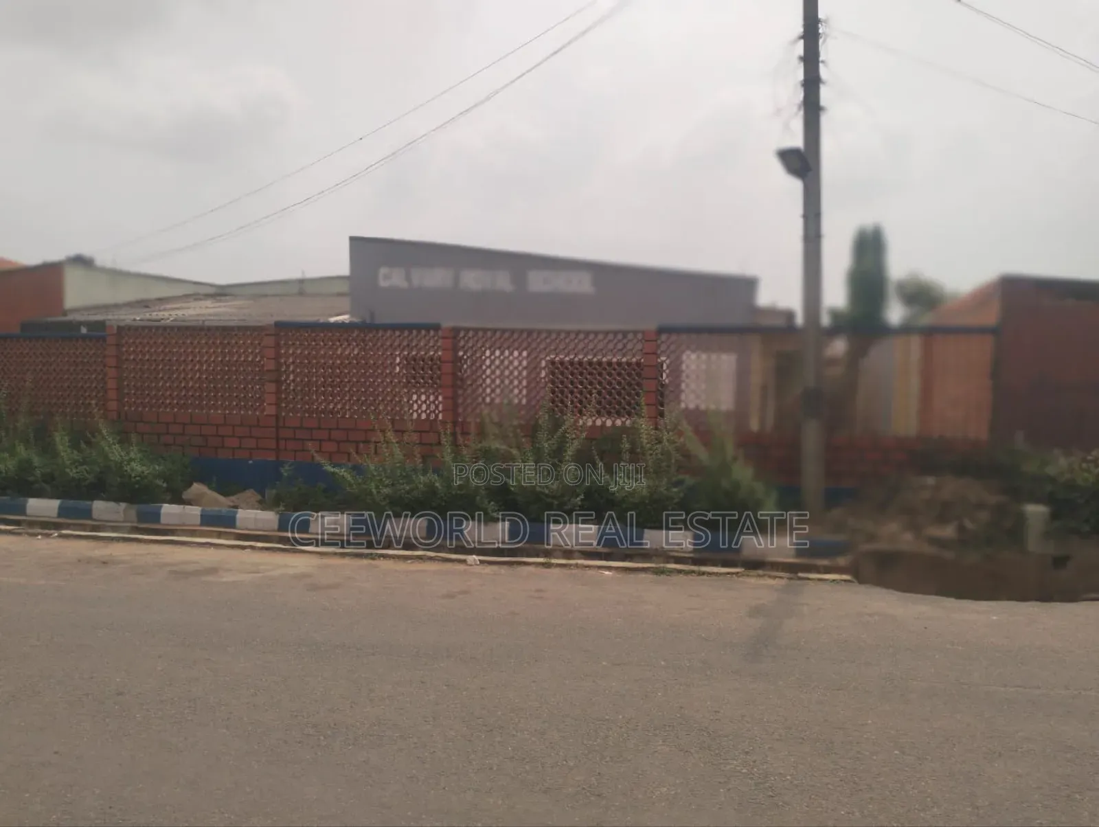 For Lease Old Bungalow Self Compound at Olapade Agoro, Oluyole State
