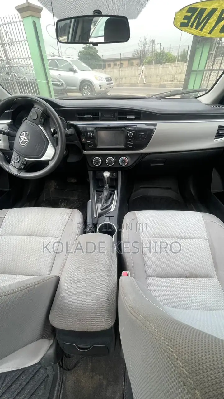 Toyota Corolla LE 4dr Sedan (1.8L 4cyl CVT) 2016 White