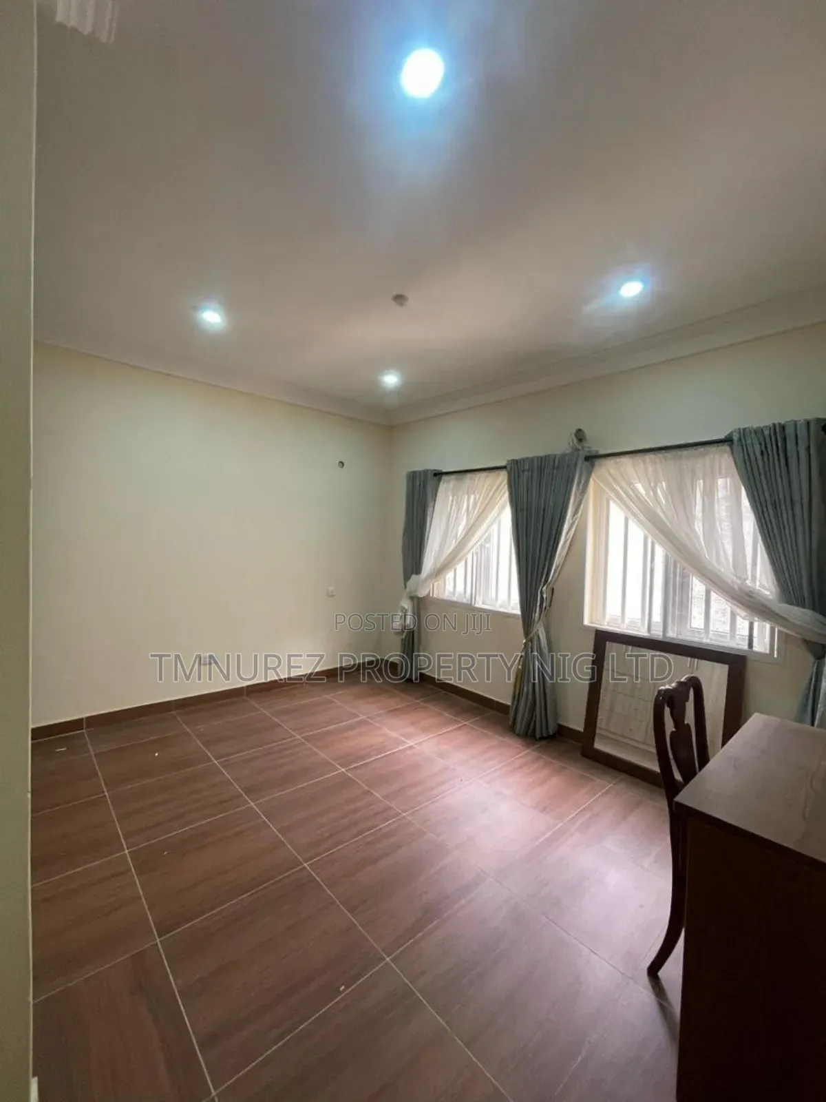 4bdrm Duplex in Chevron for rent