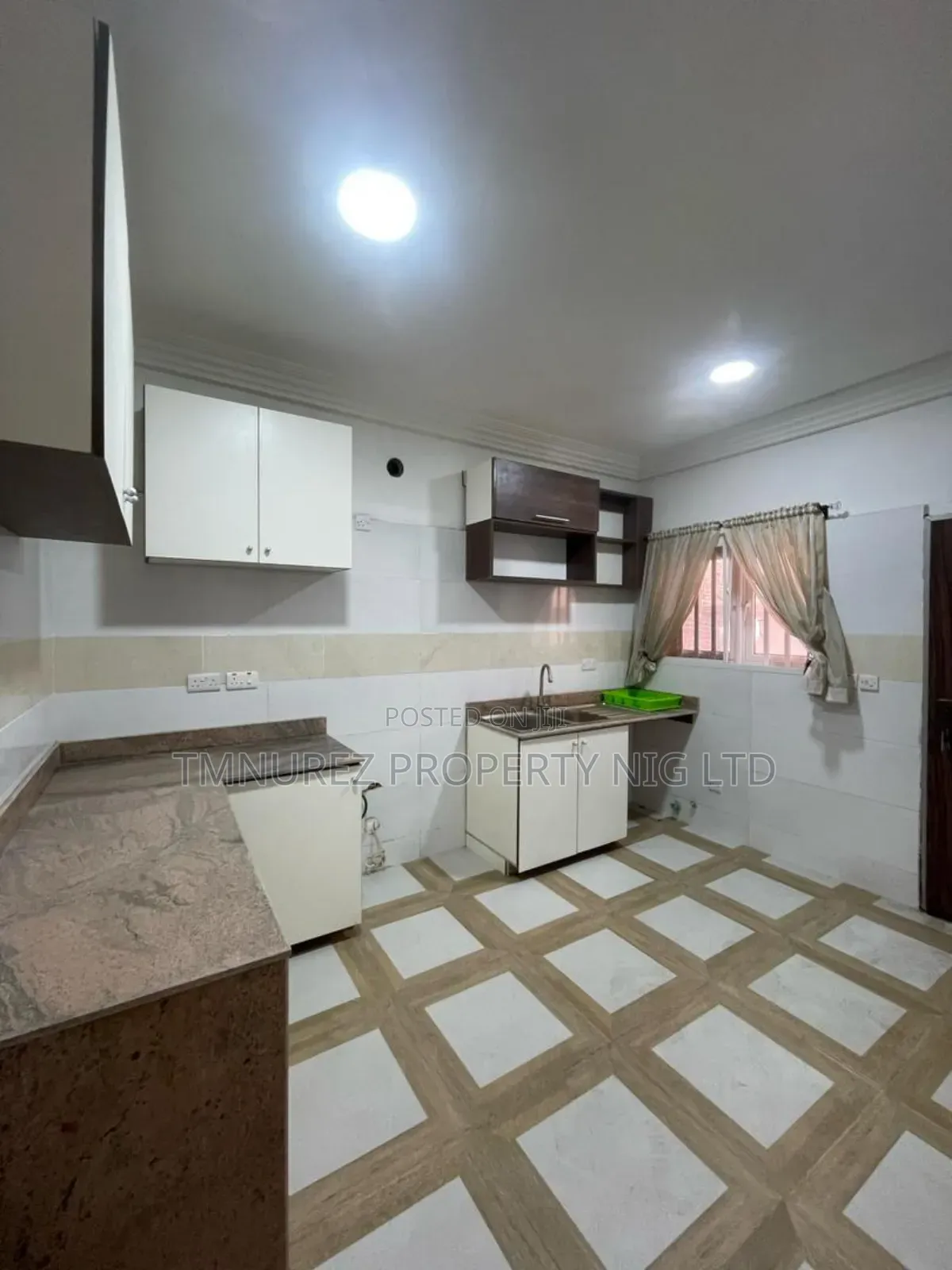 4bdrm Duplex in Chevron for rent