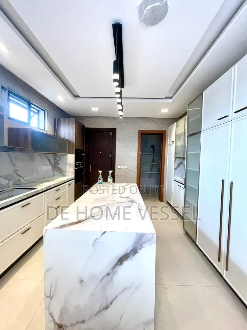 5bdrm Duplex in Banana Island for sale
