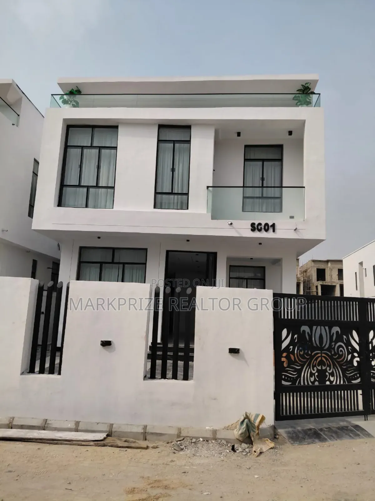 Furnished 5bdrm Duplex in Chevron for sale