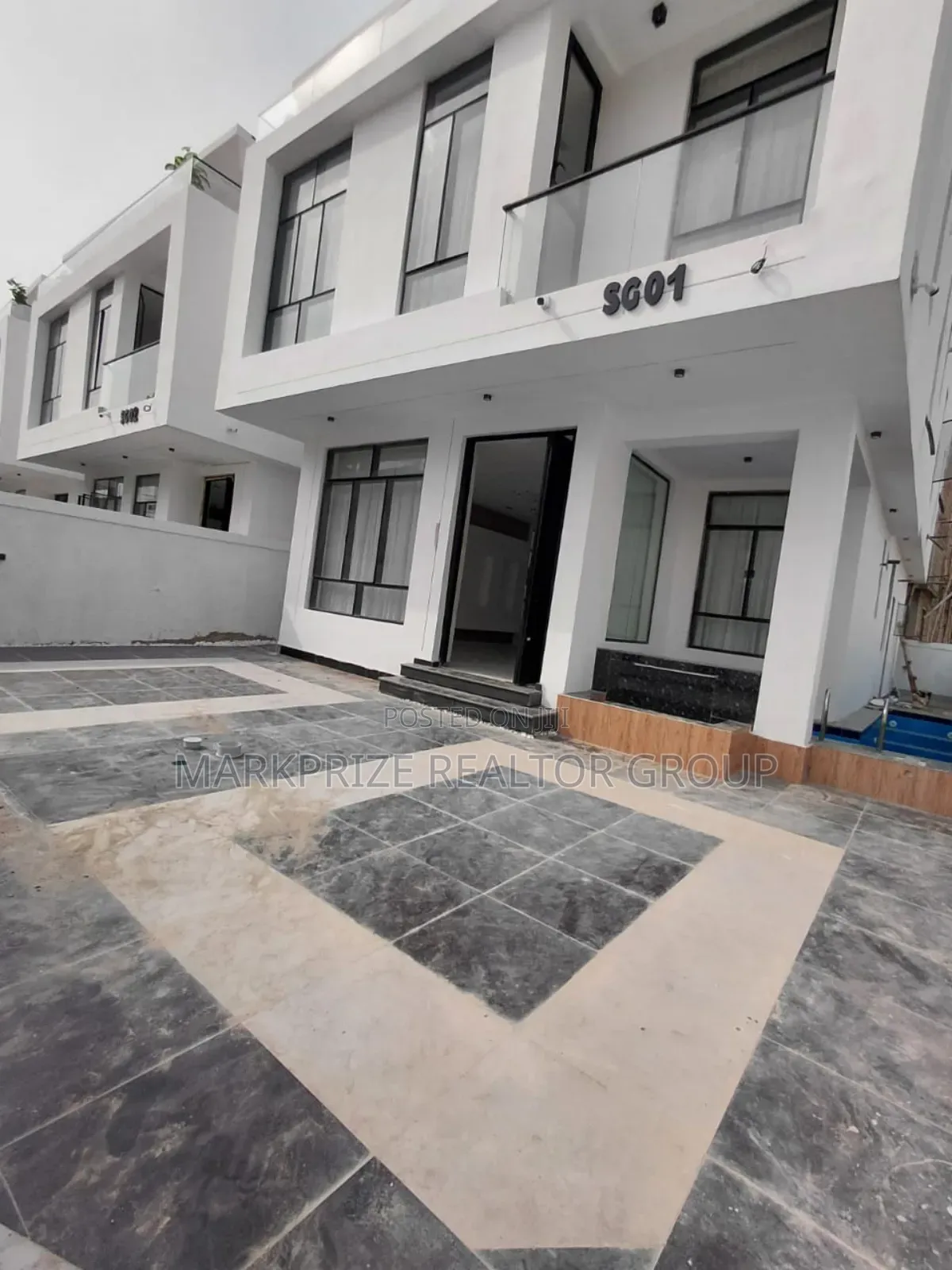 Furnished 5bdrm Duplex in Chevron for sale