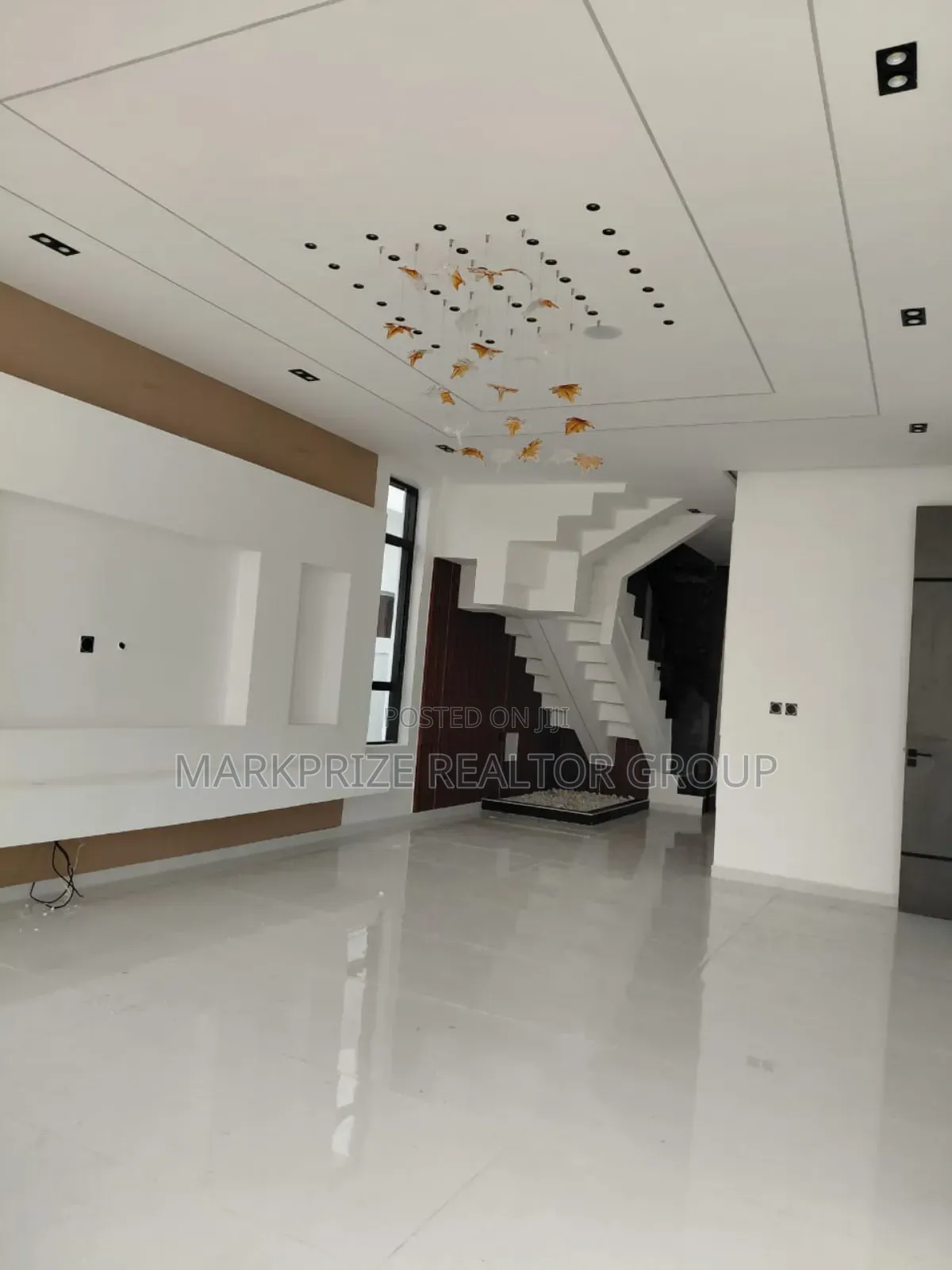 Furnished 5bdrm Duplex in Chevron for sale