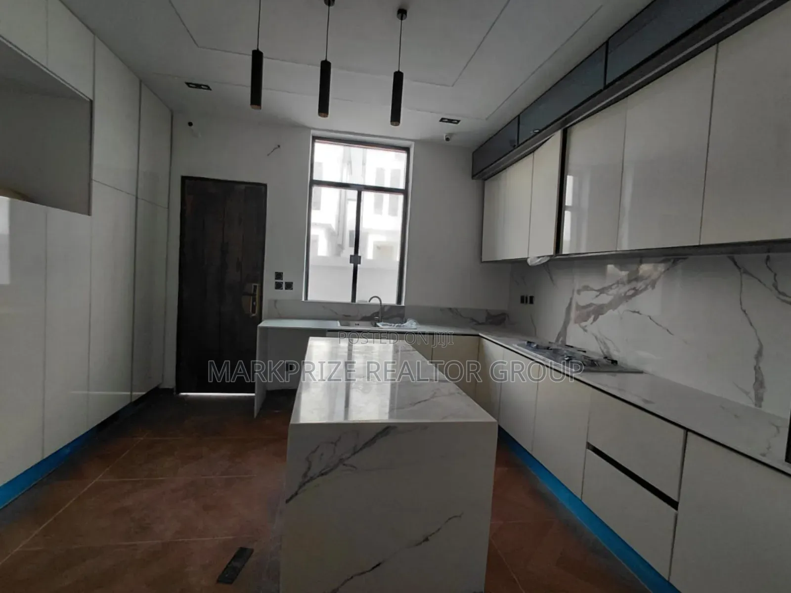 Furnished 5bdrm Duplex in Chevron for sale