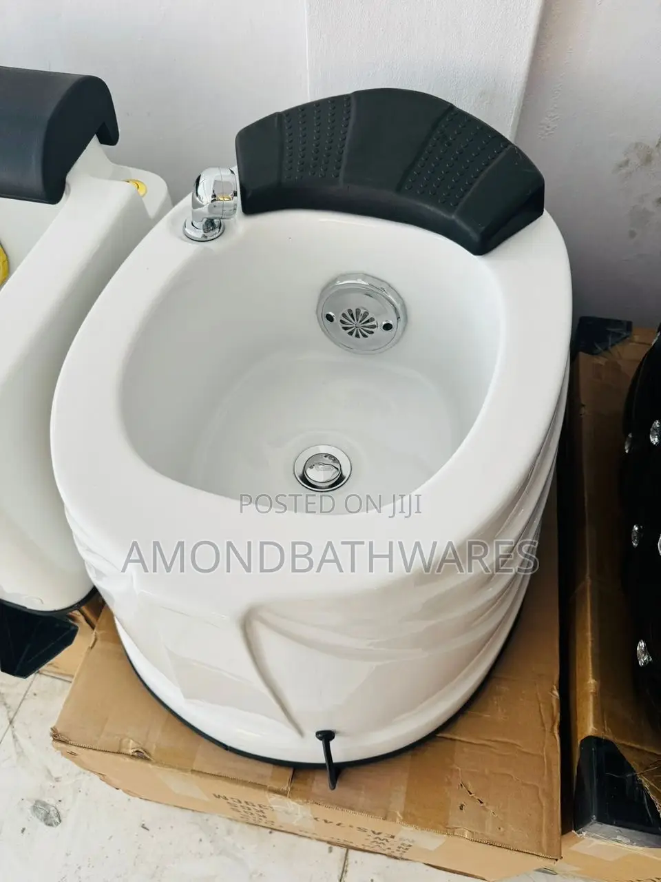 Round White Foot Spa Tub