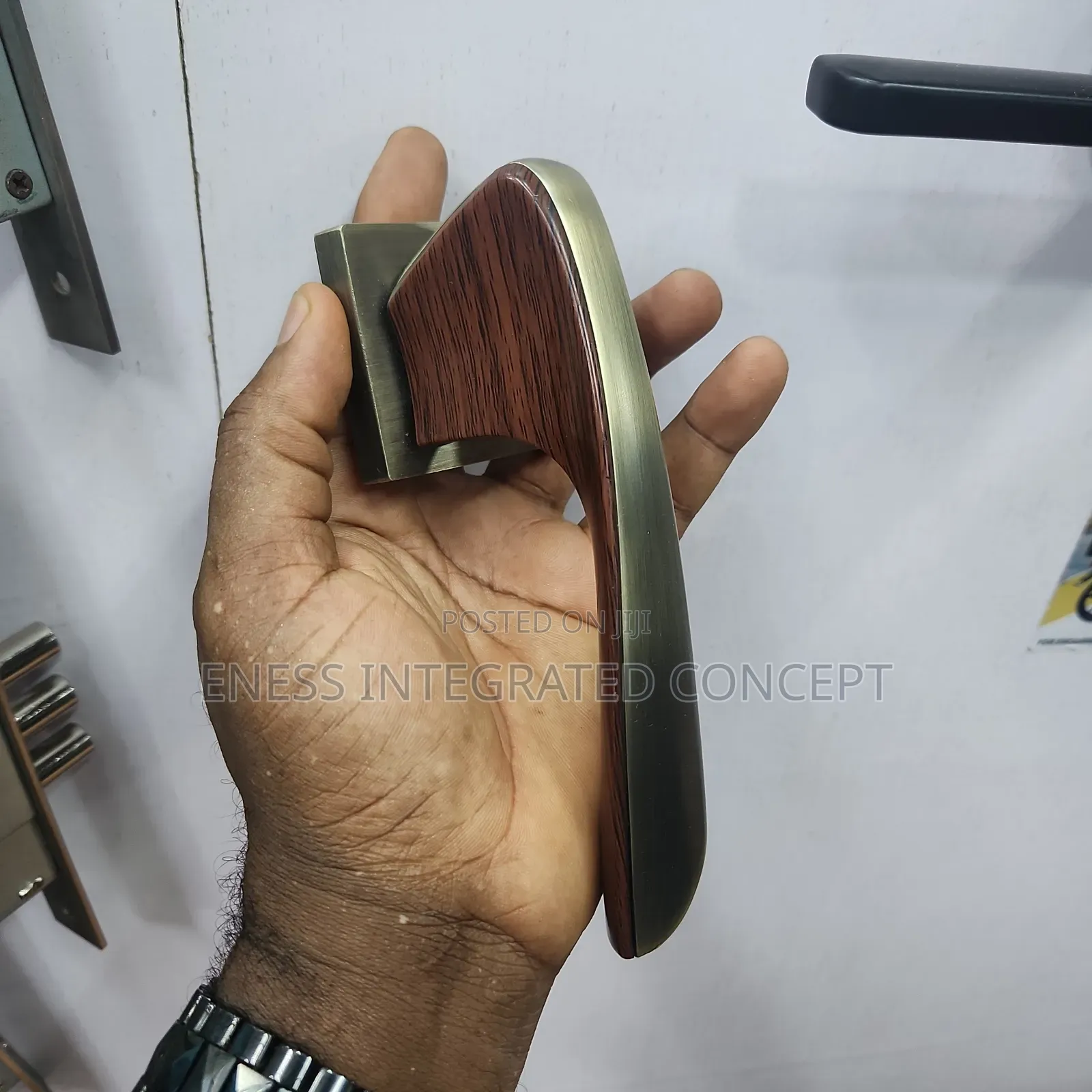 Antitrust Door Lock With Engine And Cylinder