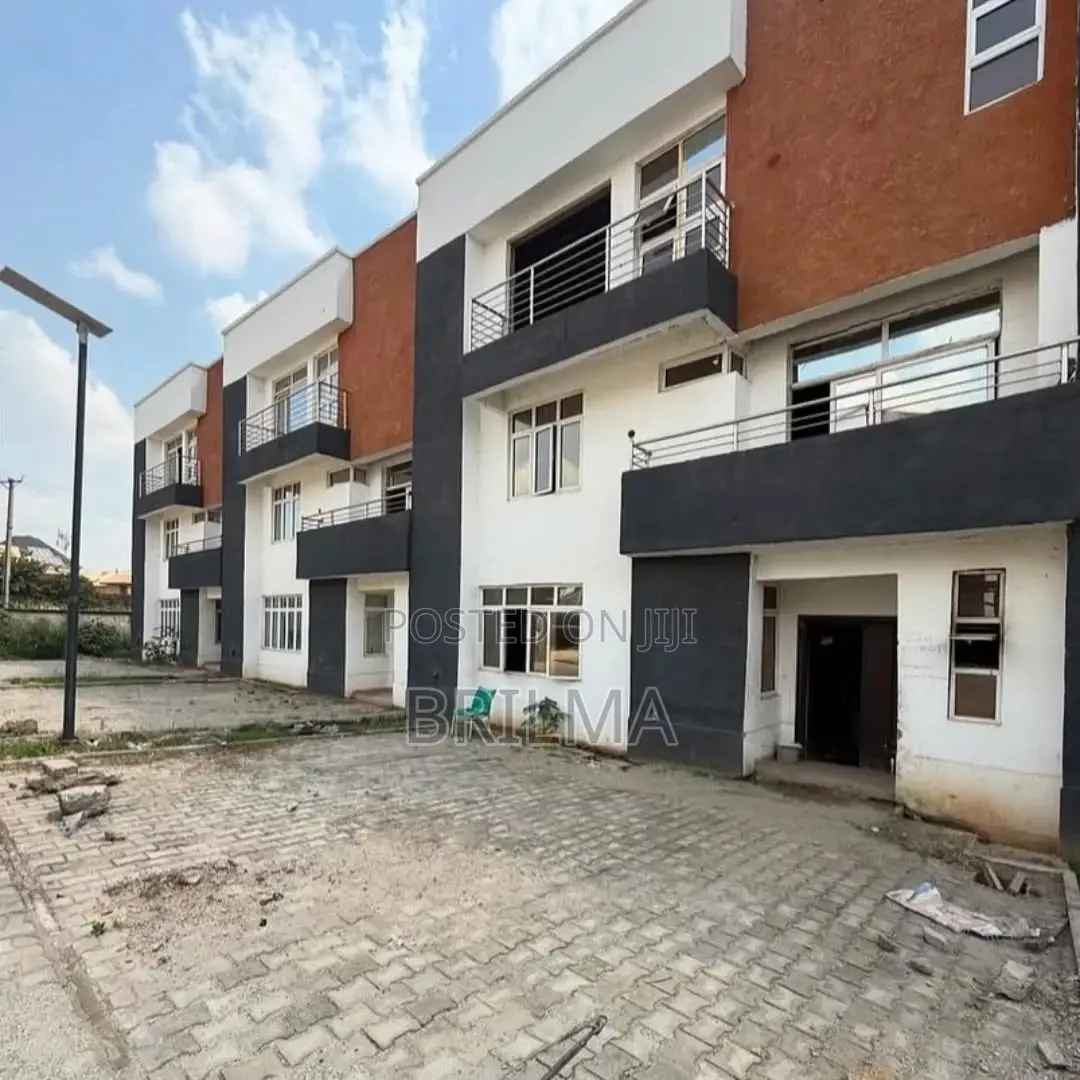 4bdrm Duplex in Gwarinpa for sale