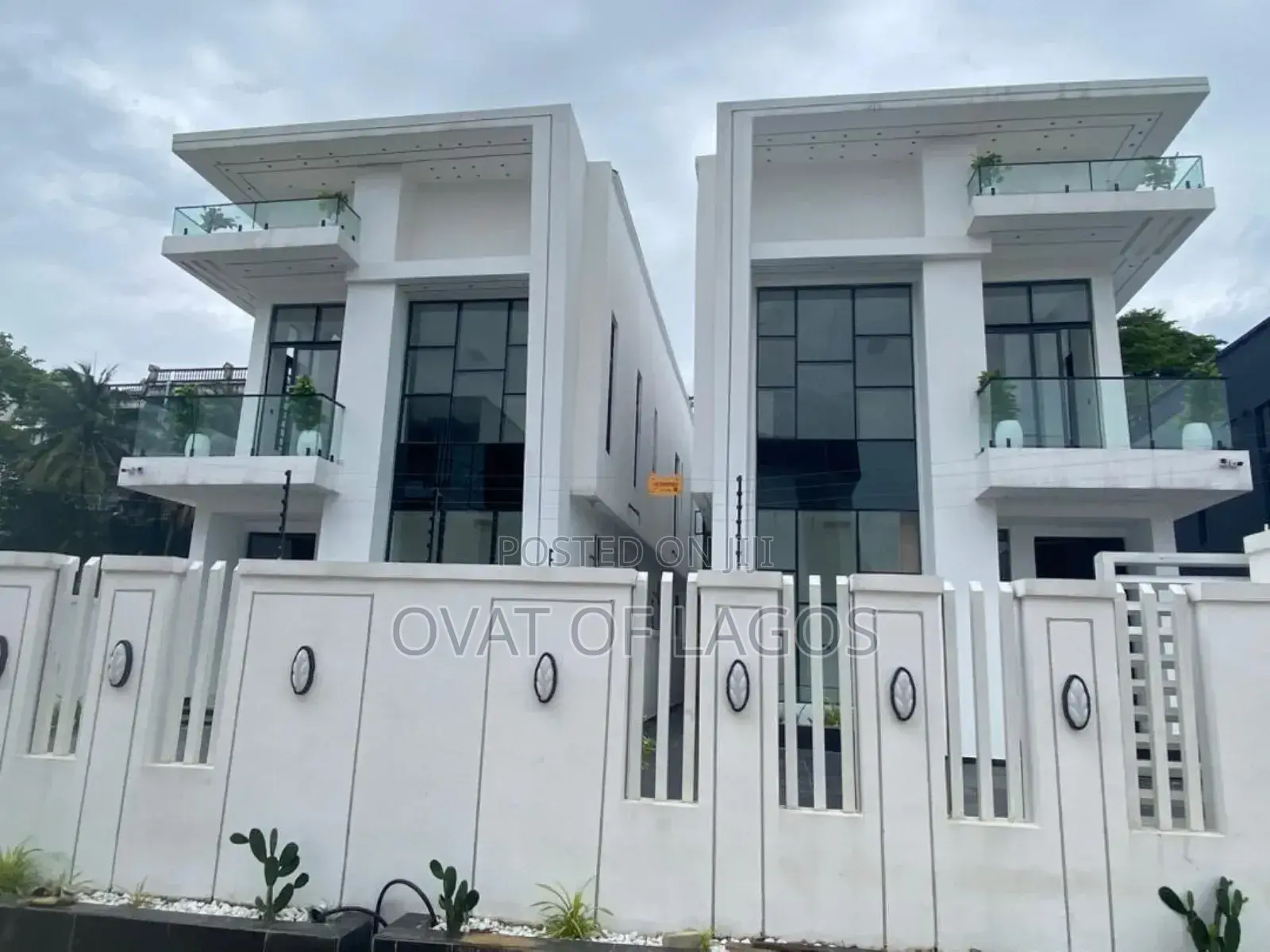 5bdrm Duplex in Chevron for sale