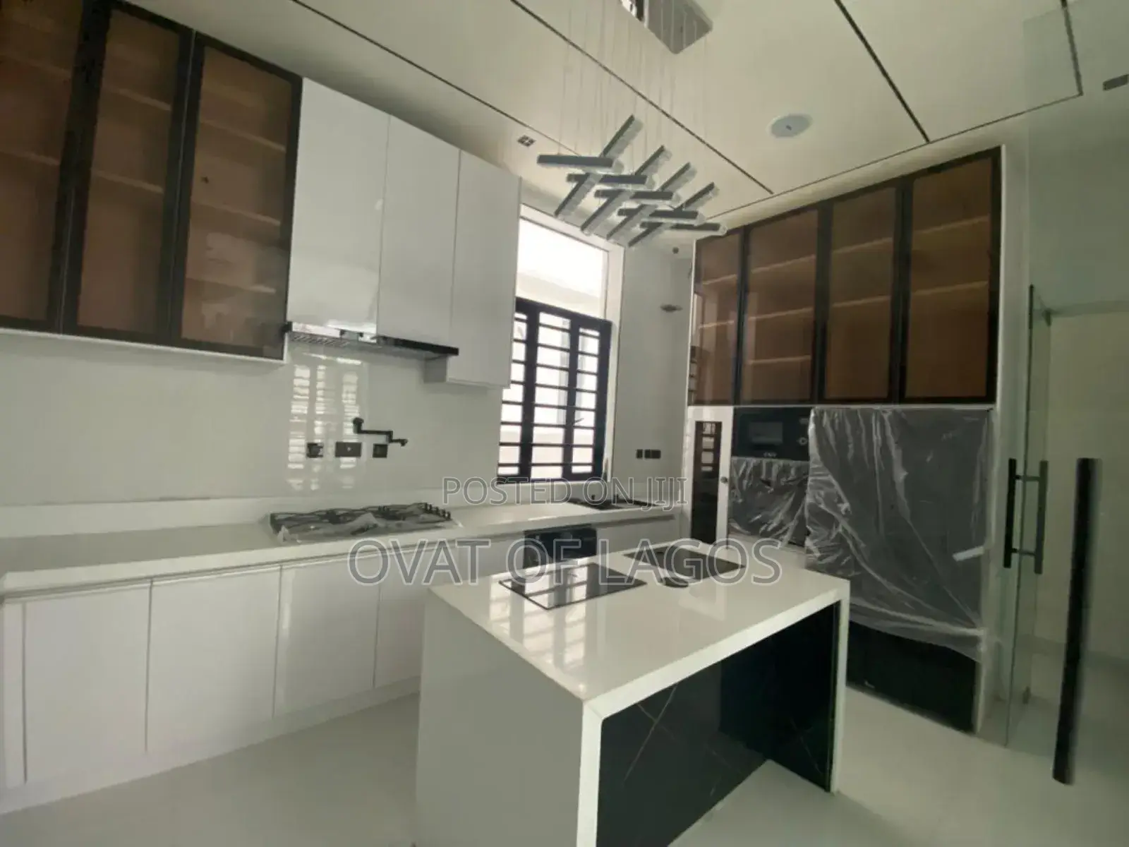 5bdrm Duplex in Chevron for sale